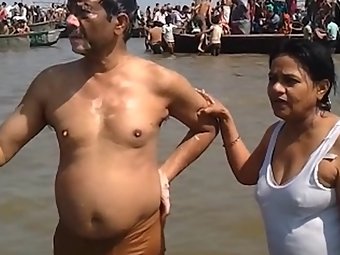 Amateur Couple Worship Nude In Ganga